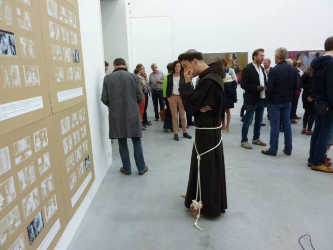 Performancekunstenaar Suske Antigoon (Franciscus) bestudeert collage, Degenerate Customized Solutions, Zeno X Galerij