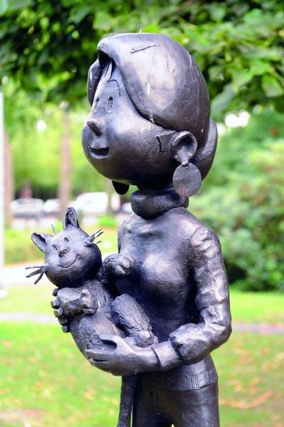 Kari Lente en Titus in Brasschaar, sculptuur van Monique Mol