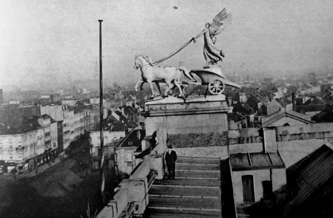 Conservator Jozef Muls op het dak van het museum